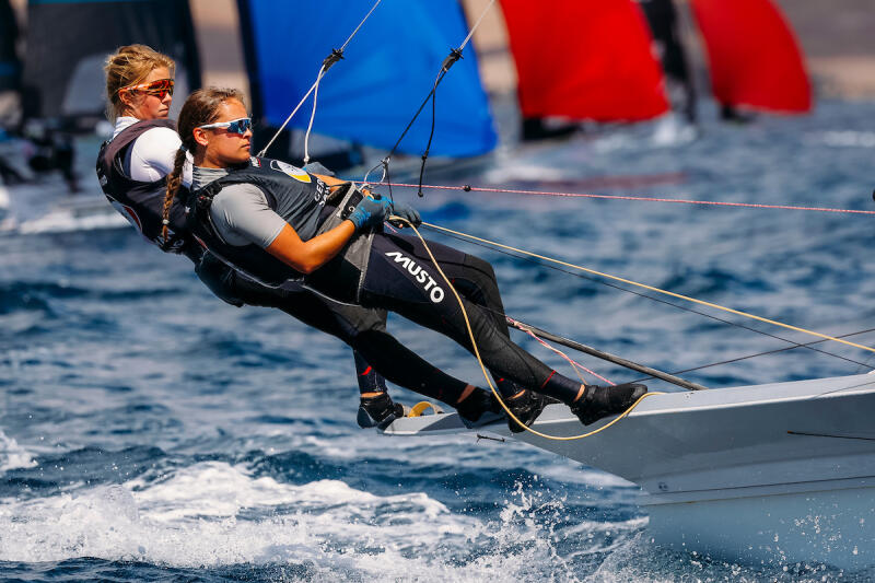 Die Kielerinnen Maru Scheel (li.) und Freya Feilcke segelten bei der WM der 49erFX auf Rang 21 - den Kampf um Olympia können sie damit nicht mehr gewinnen. Foto: Sailing Energy / Lanzarote Sailing Center
