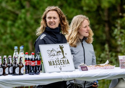 49erFX - Seglerinnen Emma Kohlhoff (l) und Anna Barth am Getränkestand