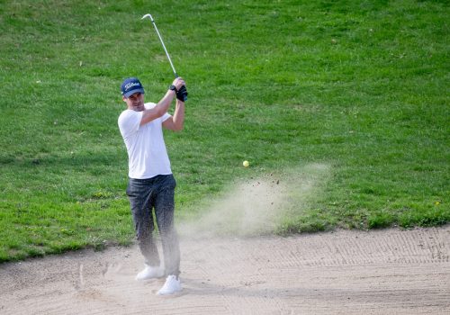 Fin Bartels spielt den Ball aus dem Sandbunker. Foto: Axel Heimken
