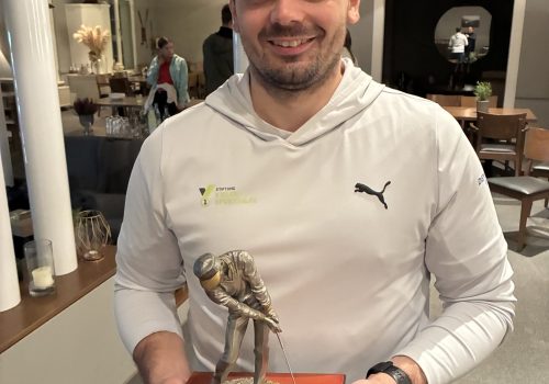 Sieger in der Klasse ab Handicap 21,8 und damit Gewinner des Wanderpokals wurde Philip Rothländer, Geschäftsführer der Merkur Ostseehalle in Kiel.